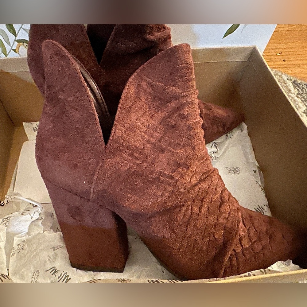 Mi iM Kendall Wine boots NWT Size 6 NWT